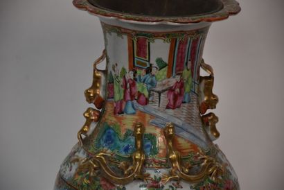 CHINA

Pair of vases with polychrome decoration...