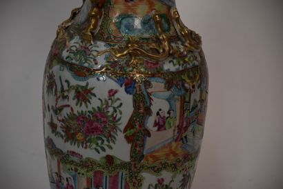 CHINA

Pair of vases with polychrome decoration...
