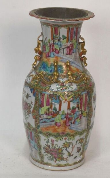 CHINA

Pair of vases with polychrome decoration...