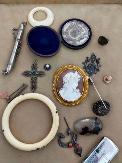 Lot of costume jewellery and coins