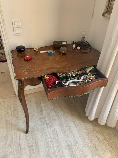 Flat marquetry desk, top with scalloped edges,...