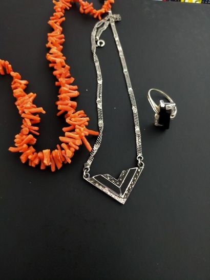 Lot including : 

a coral necklace

a ring...