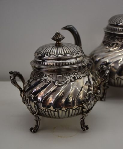 LAPAR

Silver tea service with twisted ribs...