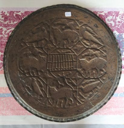 Set of two large copper trays 

D: 56 cm...