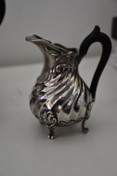 LAPAR

Silver tea service with twisted ribs...