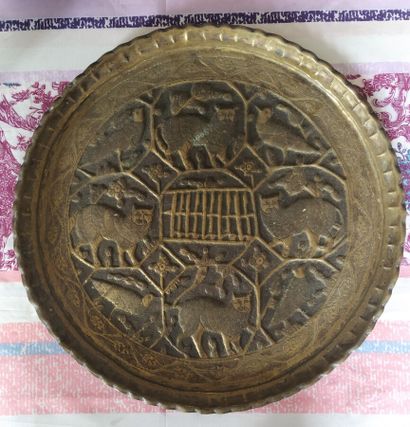 Set of two large copper trays 

D: 56 cm...