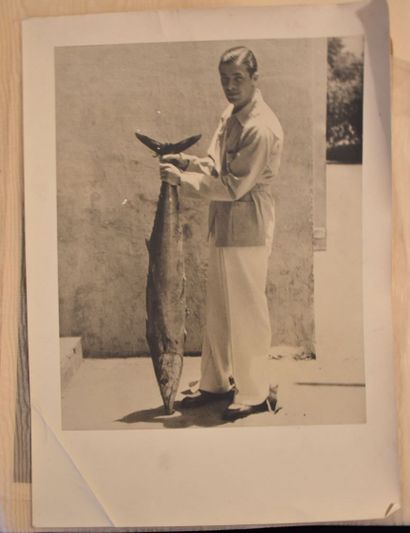BAKER (Joséphine). Souvenirs divers. 15 documents.

3...