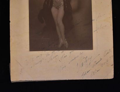 BAKER (Joséphine). Souvenirs divers. 15 documents.

3...