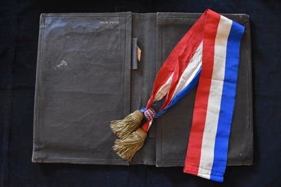 FAURE (Félix)]. Ens. de 3 souvenirs :

Écharpe...