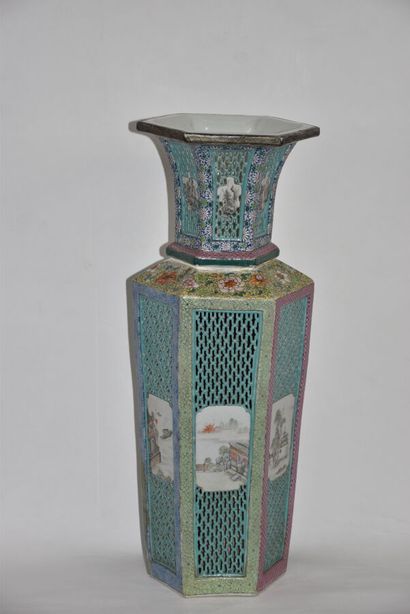 Chine, XIXe siècle

Vase octogonale à col...