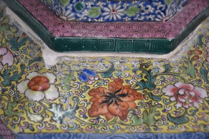 Chine, XIXe siècle

Vase octogonale à col...