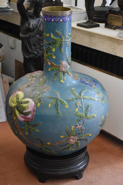 Chine, XXe siècle

Importante paire de vases...