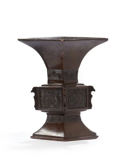 Chine, dynastie Ming, XVIIe siècle

Vase...