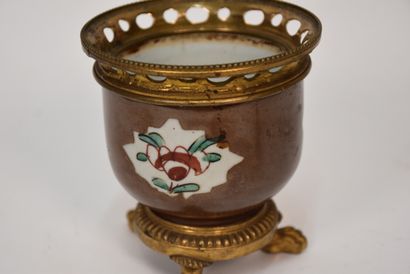CHINE

Petit pot couvert en porcelaine famille...