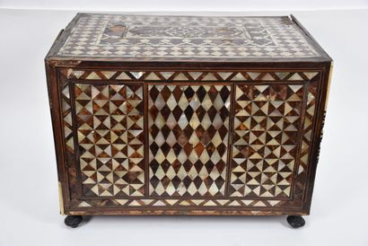 Cabinet à décor marqueté, Empire ottoman,...