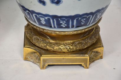 Chine, XIXe siècle

Paire de vases en porcelaine...