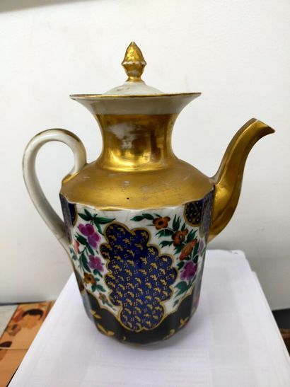 Russie

Théière couverte en porcelaine de...