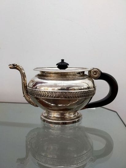Théière de forme ovale en argent à décor...
