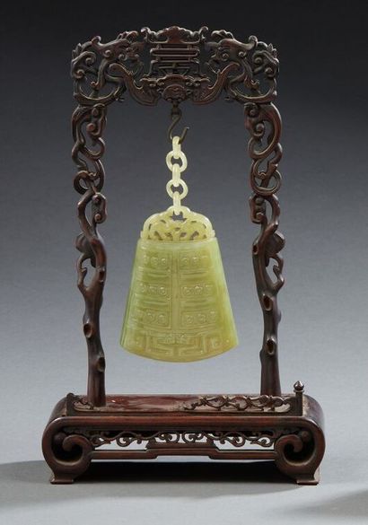 Chine, XXe siècle

Cloche et vase en jade,...