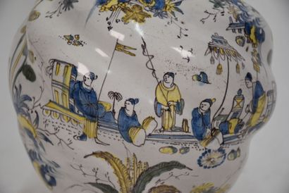 DELFT

Aiguière torsadée en faïence munie...