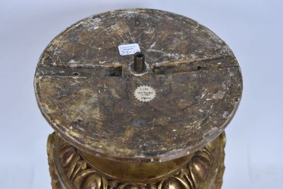 Élément en bois sculpté et doré à décor de...