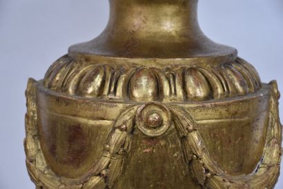 Élément en bois sculpté et doré à décor de...