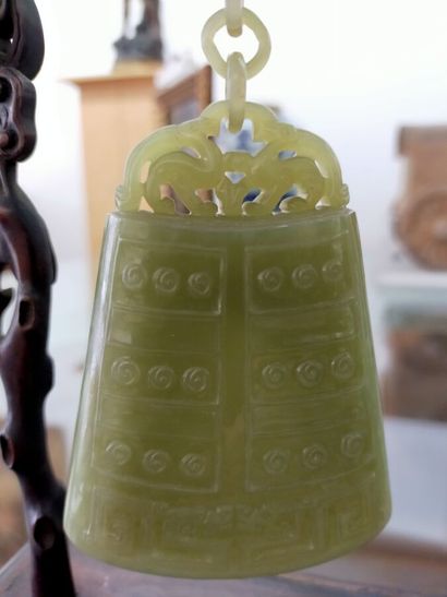 Chine, XXe siècle

Cloche et vase en jade,...