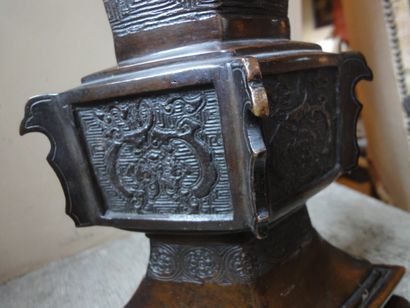 Chine, dynastie Ming, XVIIe siècle

Vase...