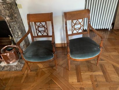 Paire de fauteuils en acajou et placage d'acajou,...