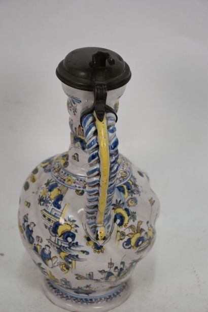 DELFT

Aiguière torsadée en faïence munie...
