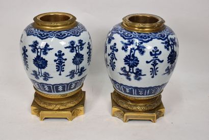 Chine, XIXe siècle

Paire de vases en porcelaine...