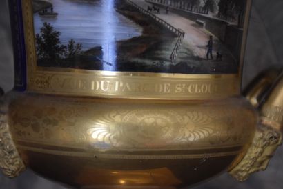 PARIS

Paire de vases en porcelaine de forme...