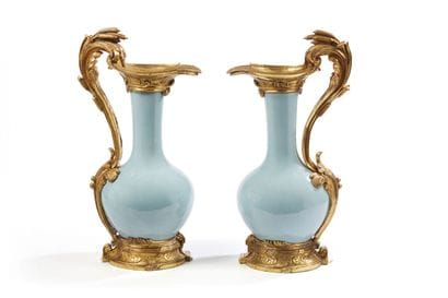 Paire d'aiguières en porcelaine gris céladon,...