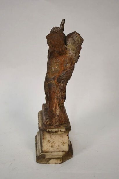 Statuette représentant le dieu Eros. Argile....