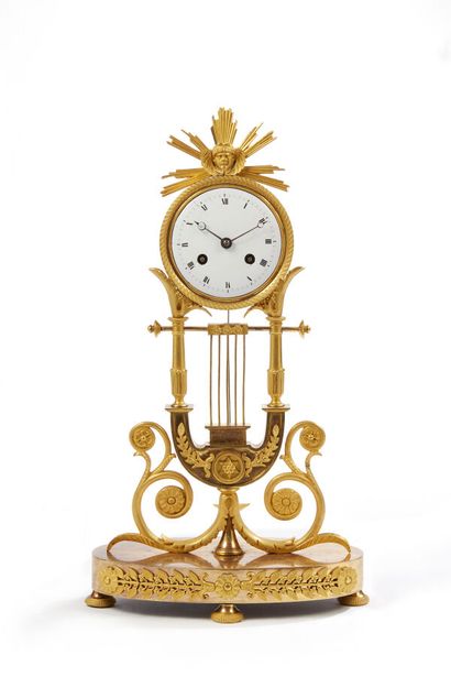 Pendule lyre en bronze ciselé et doré à décor...