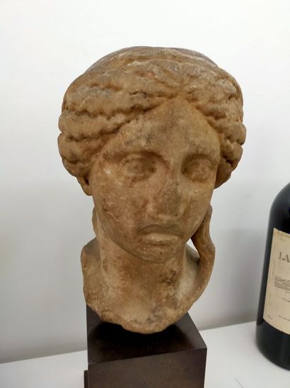 Tête de femme dont la chevelure ondulée ramassée...