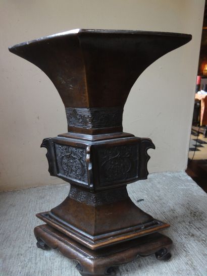 Chine, dynastie Ming, XVIIe siècle

Vase...