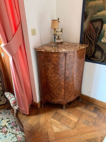 Paire d'encoignures en bois de placage marqueté...
