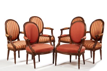 Mobilier de salon en bois mouluré et sculpté...