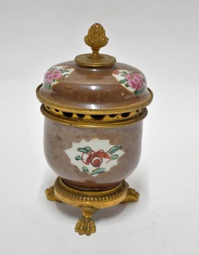 CHINE

Petit pot couvert en porcelaine famille...