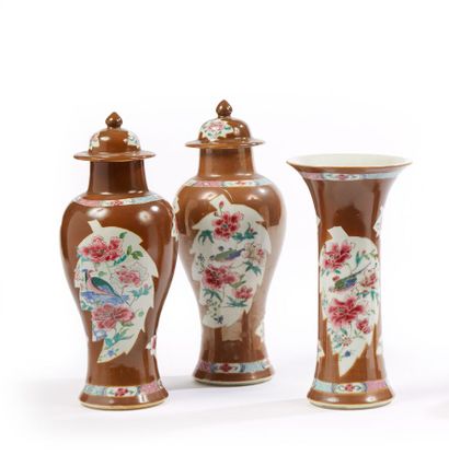Chine, XVIIIe siècle

Deux vases couverts...
