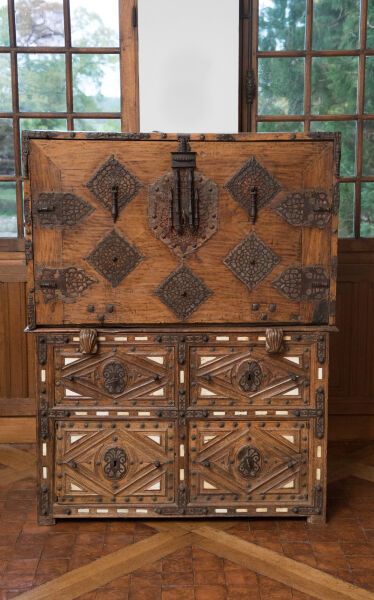 Bargueno et un coffre-commode, dit taquillon,...