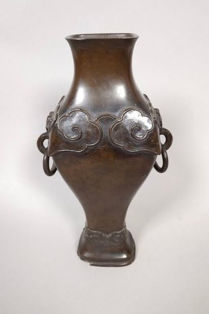 Chine, XVIIe siècle

Vase en bronze, balustre...