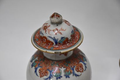 Chine, XIXe siècle

Garniture en porcelaine...