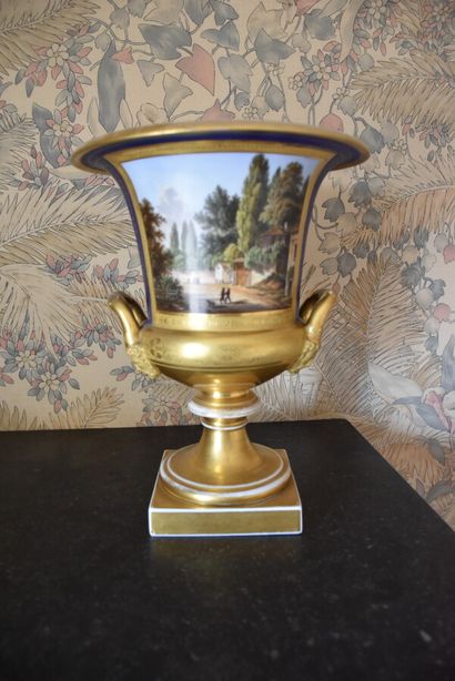PARIS

Paire de vases en porcelaine de forme...