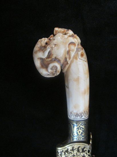 Inde, Gujarat

Kard, le pommeau sculpté en...