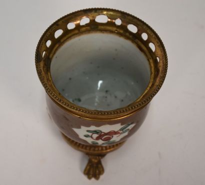 CHINE

Petit pot couvert en porcelaine famille...