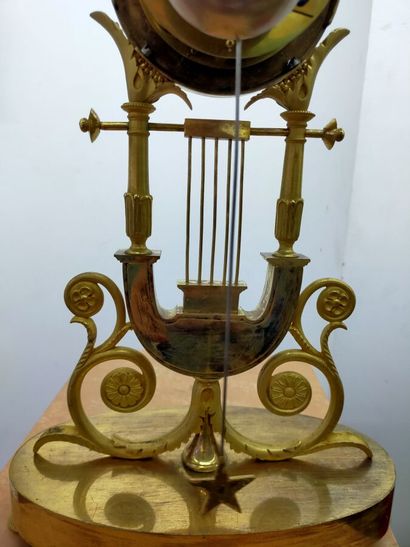 Pendule lyre en bronze ciselé et doré à décor...