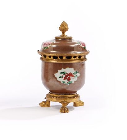 CHINE

Petit pot couvert en porcelaine famille...