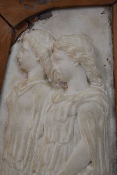 Bas relief en marbre dans le goût de l'Antique...